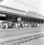 859298 Afbeelding van wachtende reizigers op het 2e perron van het N.S.-station Amersfoort te Amersfoort.
